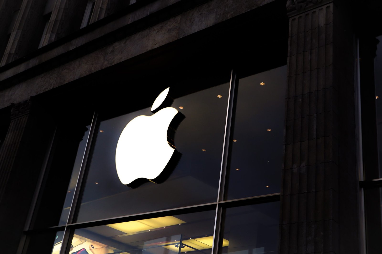 Apple has reportedly increased the pay for US retail employees. Apple has reportedly increased the pay for US retail employees.