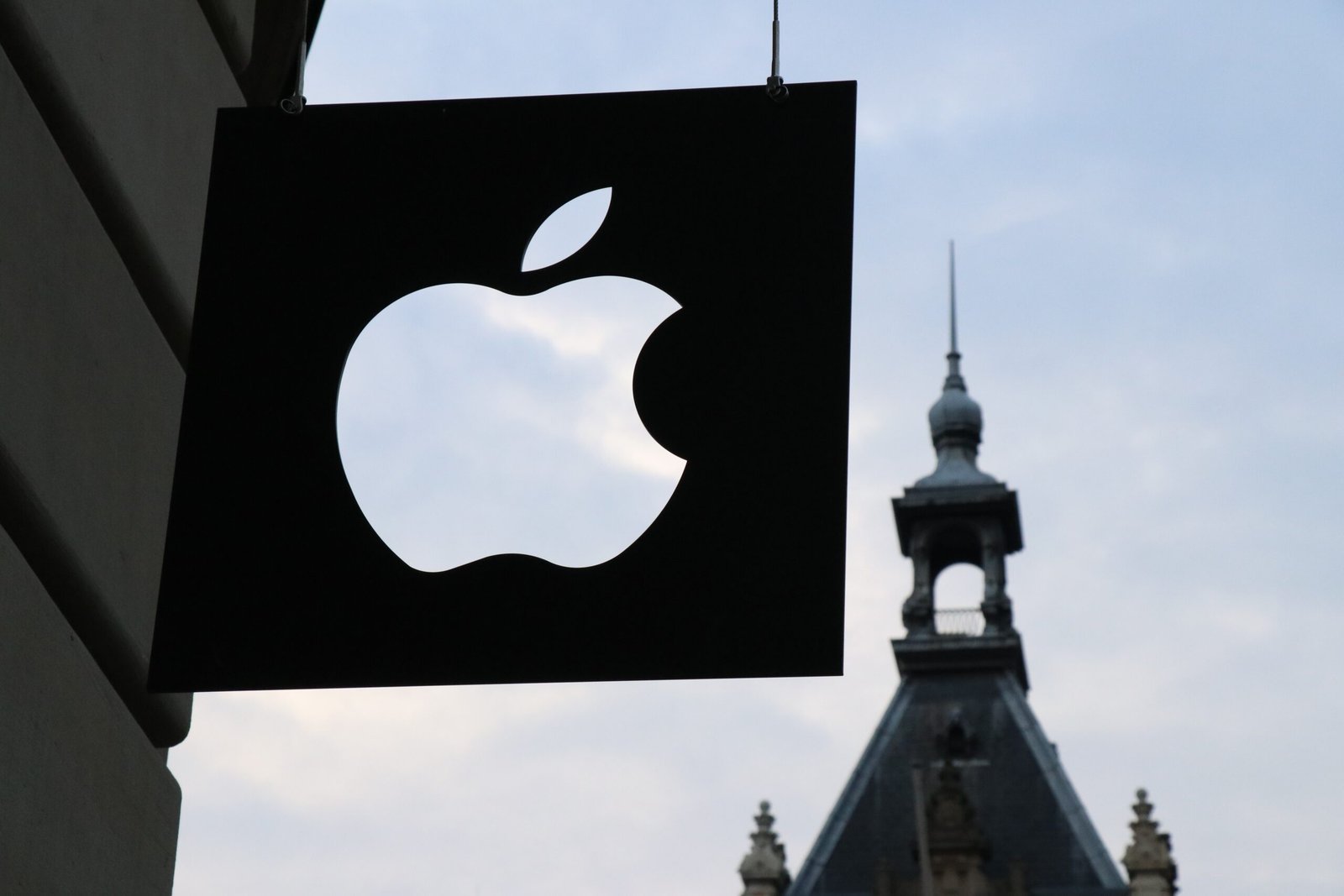 Must Read: Apple just removed the noise cancellation feature from iPhone 13