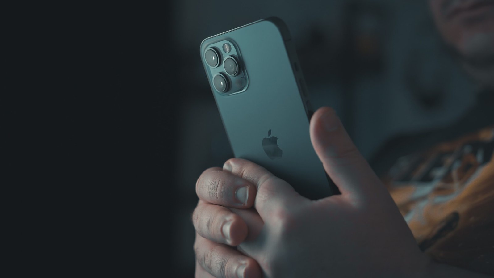 The back of your iPhone is a secret button, works miraculously The back of your iPhone is a secret button, works miraculously