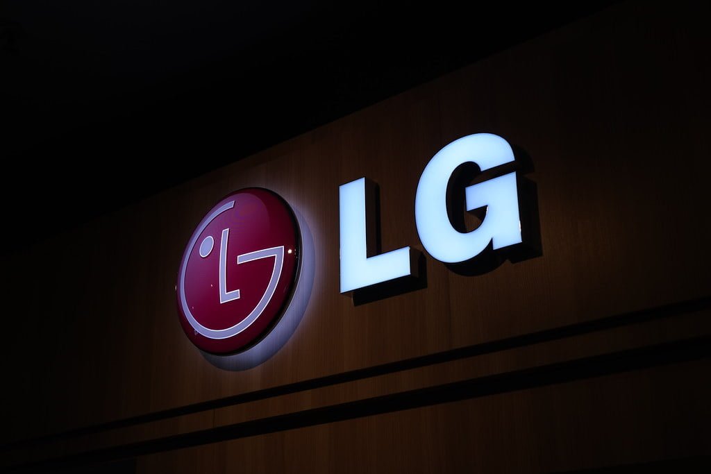 LG just made an astonishing display that can stretch LG just made an astonishing display that can stretch
